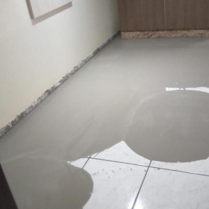 Preparação sobre piso de cerâmica para instalar piso LVT